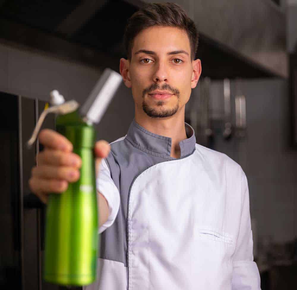 kulinarischer schaum von küchenchef rui green siphon