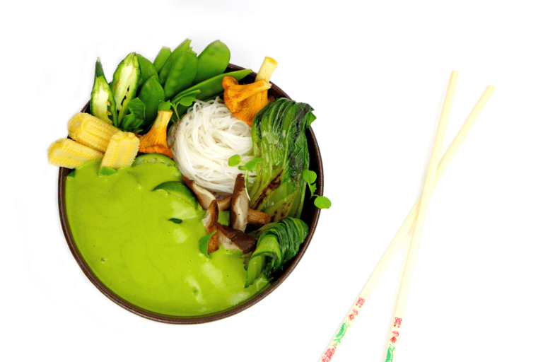 Grøn thai curry med grøntsager og nudler